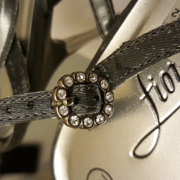 Fiona Sz 9 Grey Metallic Flower-shaped Rhinestone Buckles. - Picture 6 of 9